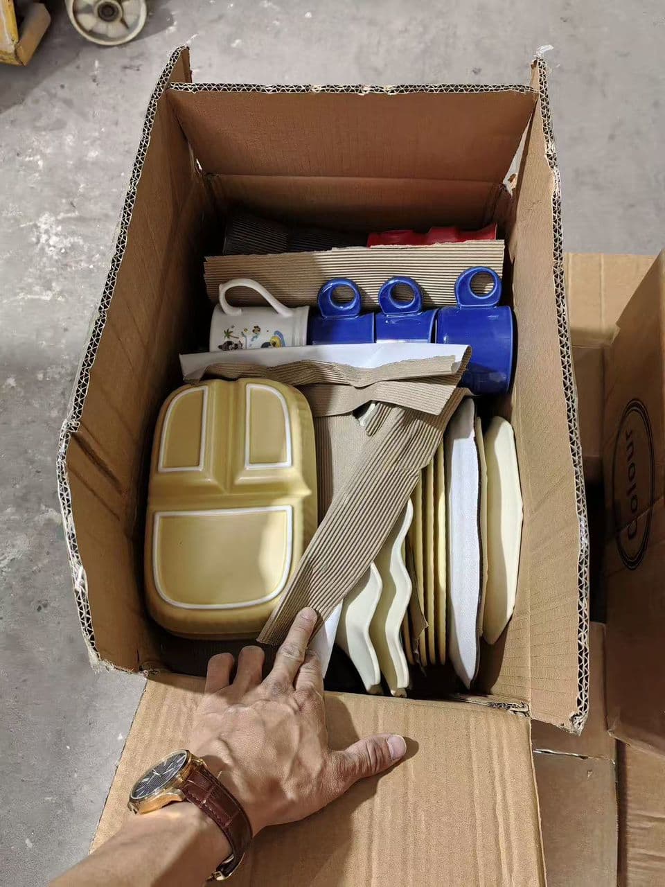 Carton de vaisselle en mélange